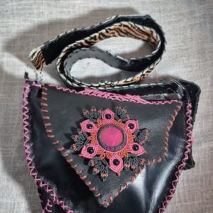 Bolsa em Couro com Mandala em Macramê