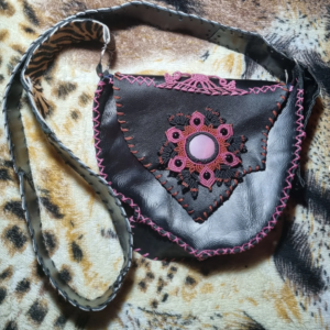 Bolsa em Couro com Mandala em Macramê