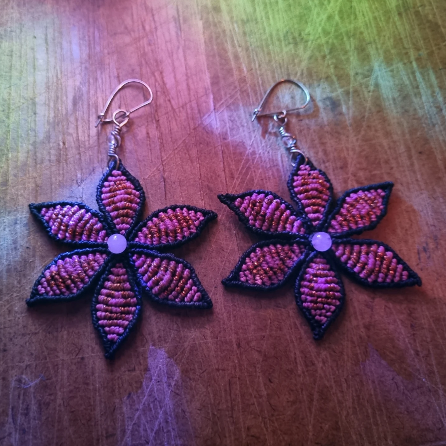 Brincos de Flores em Macramê com Quartzo Rosa