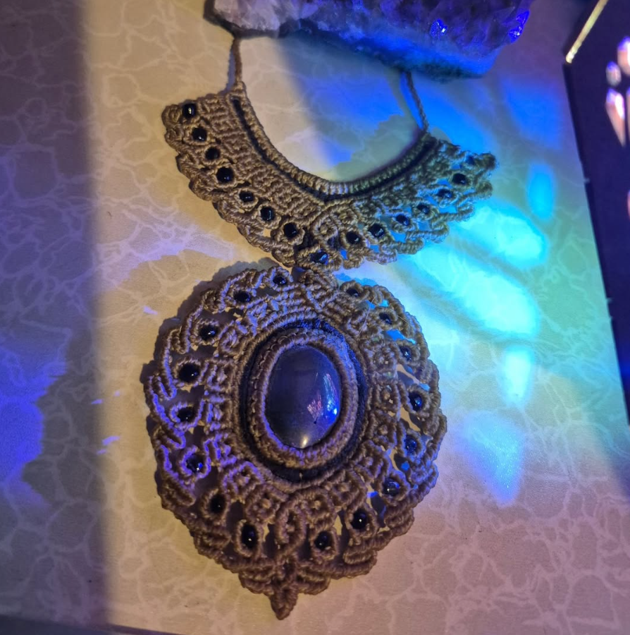 Colar em Macramê com Pedra Hematita