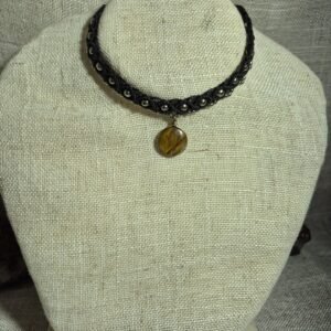 Choker em Macramê com Olho de tigre
